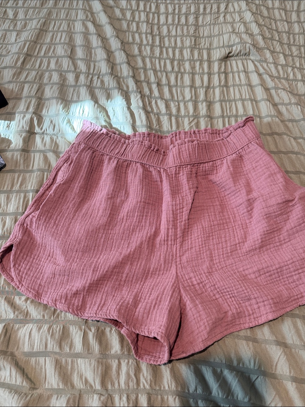 Universal thread pull on shorts